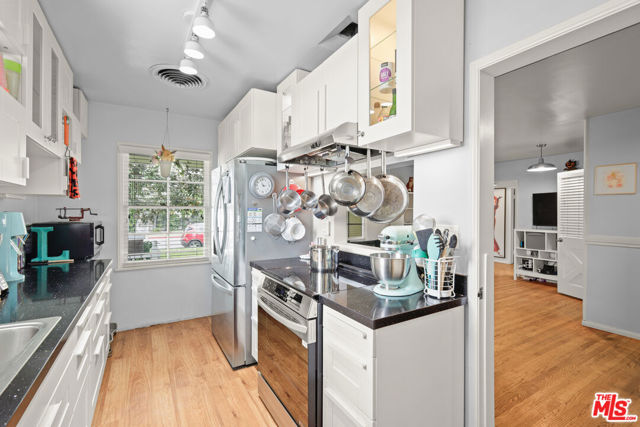 6961 Zelzah Avenue, Reseda CA: https://media.crmls.org/mediaz/c401daeb-dc67-475c-86e6-223c43733185.jpg