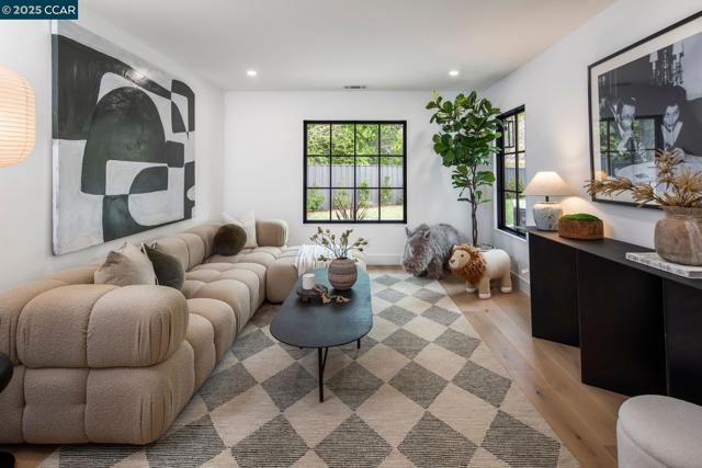 181 Lombardy Lane, Orinda CA: https://media.crmls.org/mediaz/c4022342-3d50-40e8-95af-ddefc7e1064d.jpg