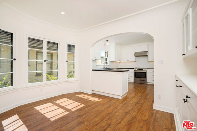 135 N Orange Drive, Los Angeles CA: https://media.crmls.org/mediaz/c4027106-3363-408f-bfb1-30d6fa3e4ac1.jpg