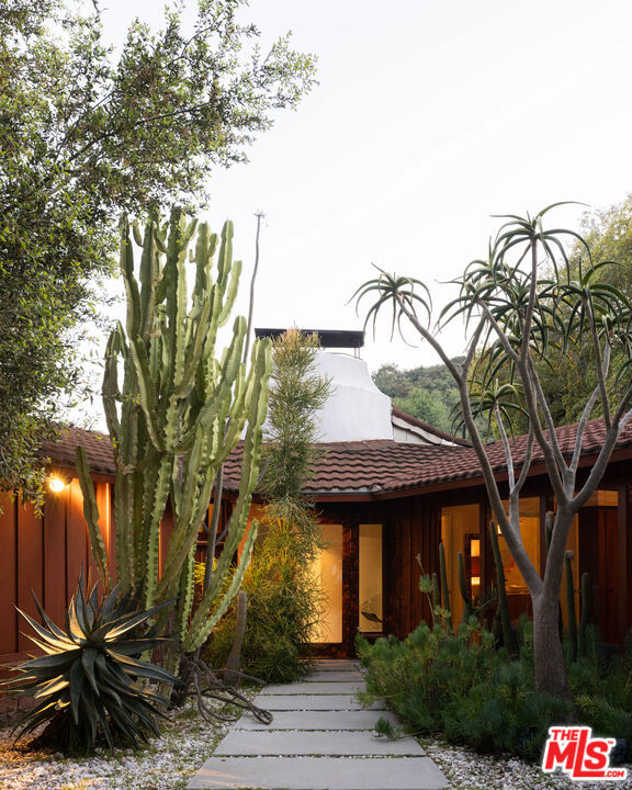 10018 Reevesbury Drive, Beverly Hills CA: https://media.crmls.org/mediaz/c4028f1c-fe68-4f4b-b132-f60102a9a276.jpg