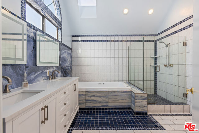 955 S Highland Avenue, Los Angeles CA: https://media.crmls.org/mediaz/c402e898-a439-4fc2-b261-697f8a00d8a6.jpg