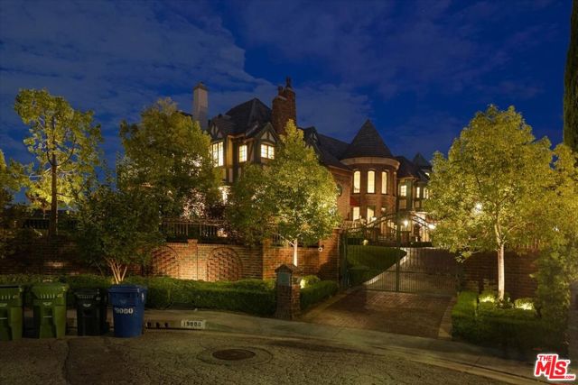 19000 Dorlon Drive, Tarzana CA: https://media.crmls.org/mediaz/c4030cf1-3e98-4742-b0b7-f488ee704bae.jpg