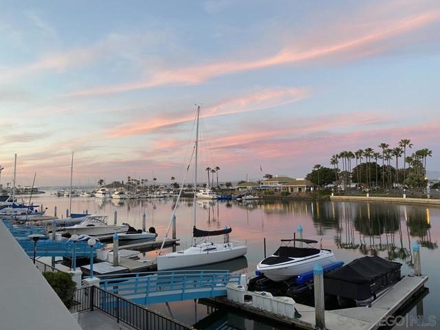 4 Antigua Ct, Coronado CA: https://media.crmls.org/mediaz/c4040237-98a5-4dc2-8e85-b42ee316f007.jpg