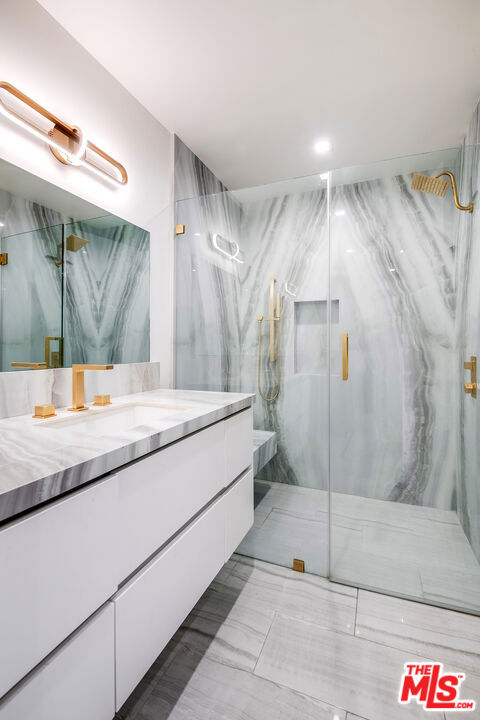 16601 Park Lane Circle, Los Angeles CA: https://media.crmls.org/mediaz/c4043f9c-6eeb-4397-9529-5056b6ad354b.jpg