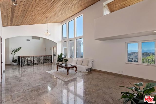 10827 Pacific View Drive, Malibu CA: https://media.crmls.org/mediaz/c404543a-5963-4199-a246-280864167cea.jpg