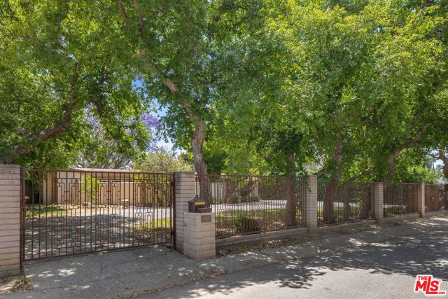 8400 Encino Avenue, Northridge CA: https://media.crmls.org/mediaz/c40456d4-7ebf-4ba2-a4c3-1e565a36d4a3.jpg