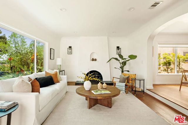4313 W 59th Street, Los Angeles CA: https://media.crmls.org/mediaz/c404e7e7-86a4-4900-9f0e-3b88de45a84b.jpg