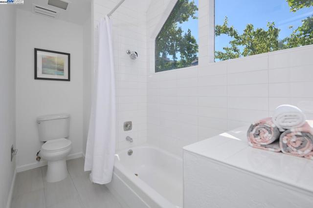 606 Baywood Rd, Alameda CA: https://media.crmls.org/mediaz/c405941c-1366-4ea6-9118-4ff45806bbf9.jpg