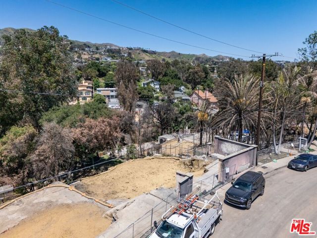 16521 Las Casas Place, Pacific Palisades CA: https://media.crmls.org/mediaz/c4059446-8fb1-473e-82d6-2891c65d3b14.jpg
