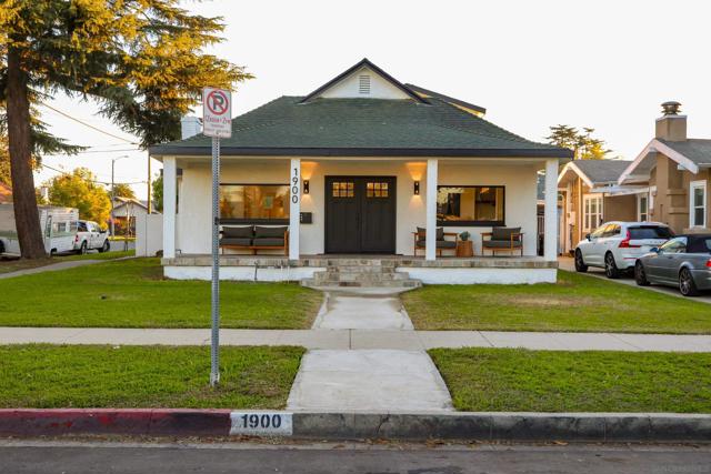 1900 W 41St St, Los Angeles CA: https://media.crmls.org/mediaz/c40638d4-78a0-46e2-94ea-5025bee2b473.jpg