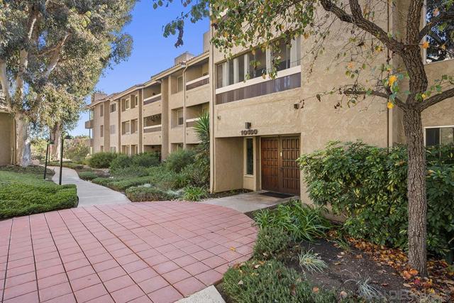 10400 caminito Cuervo, San Diego CA: https://media.crmls.org/mediaz/c4067eff-43a4-40fb-b54a-702ebc40897d.jpg