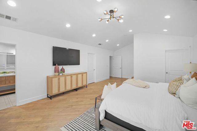 4719 W Wortser Avenue, Sherman Oaks CA: https://media.crmls.org/mediaz/c406ba9b-8ae2-4de1-bdeb-558496d95616.jpg