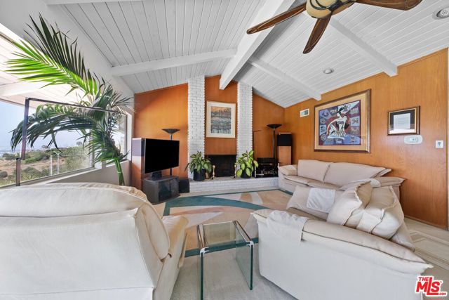 4260 S Cloverdale Avenue, Los Angeles CA: https://media.crmls.org/mediaz/c406bcf0-9100-4a07-aafa-36b3de041d67.jpg