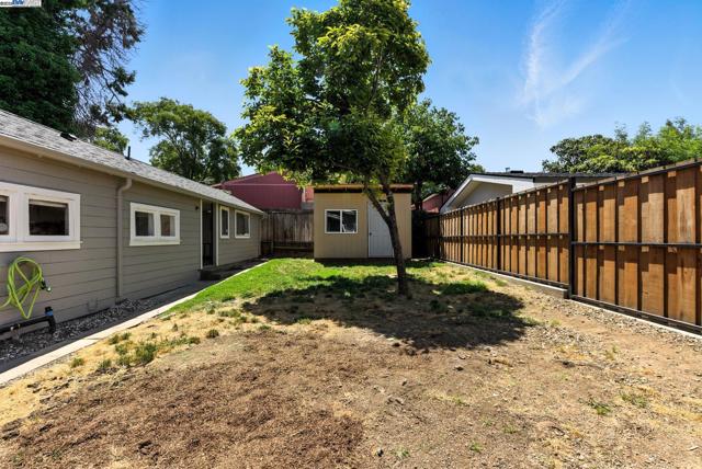 3936 Midvale Ave, Oakland CA: https://media.crmls.org/mediaz/c406f01f-a3d3-4150-9d1b-bc381b17575c.jpg