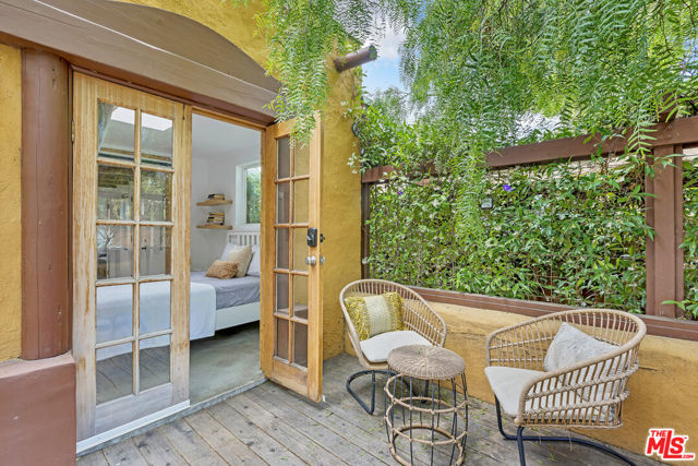 718 Vernon Avenue, Venice CA: https://media.crmls.org/mediaz/c406f8cd-72b1-4385-ab55-e8fbb5ea64d2.jpg