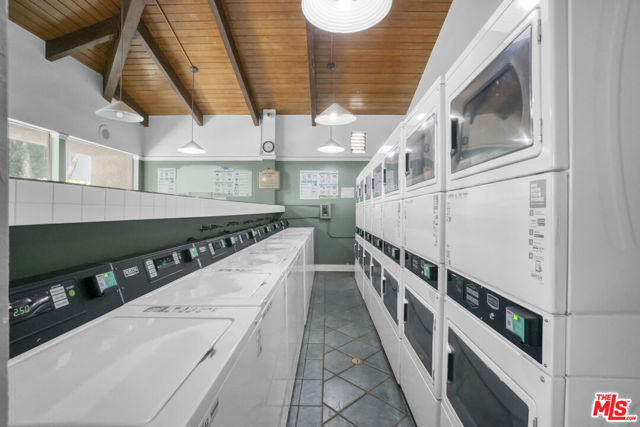 20134 Leadwell Street, Winnetka CA: https://media.crmls.org/mediaz/c4084a22-c305-401b-84fe-c5517f96759e.jpg