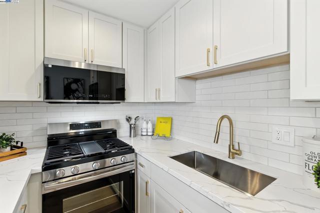 100 Byrne St, Daly City CA: https://media.crmls.org/mediaz/c408748b-418f-4c0c-b069-ee5c4d5b873a.jpg