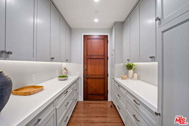 26767 Mulholland Highway, Calabasas CA: https://media.crmls.org/mediaz/c4094f84-fc99-4197-ae26-81bffd5c7e42.jpg