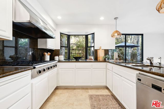 8105 Buena Fortuna Street, Carpinteria CA: https://media.crmls.org/mediaz/c4099bcb-9cd4-4a38-b9ee-816d15b9635c.jpg