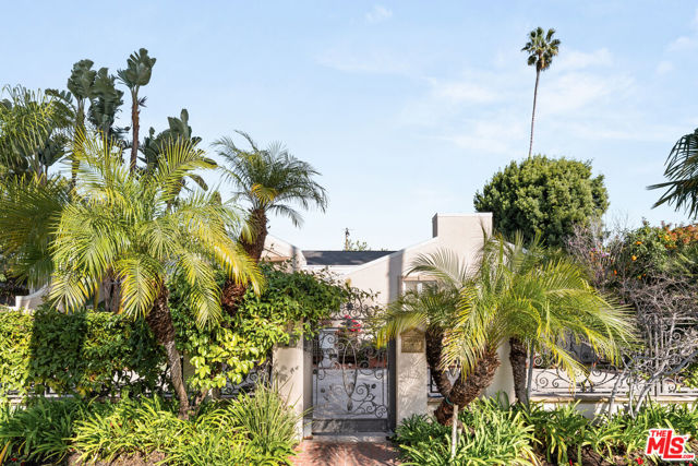 512 N Canon Drive, Beverly Hills CA: https://media.crmls.org/mediaz/c409a45f-409c-4698-b95b-c6d00e7ae04c.jpg