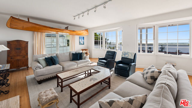 605 Palisades Beach Road, Santa Monica CA: https://media.crmls.org/mediaz/c40dc483-2207-40bc-8147-35abcb3c3490.jpg