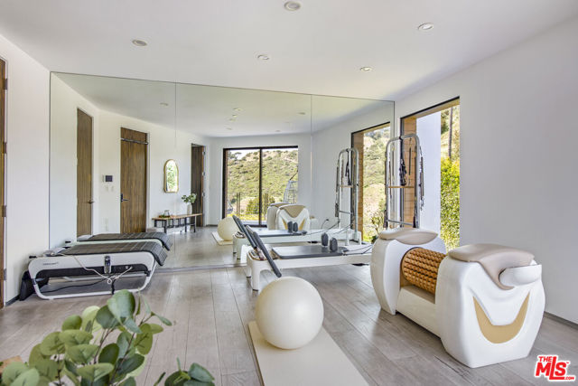 9852 San Circle, Beverly Hills CA: https://media.crmls.org/mediaz/c40ddb01-9bd8-42a1-a818-cae945842e5f.jpg