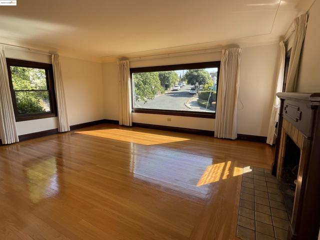 1159 Winsor, Piedmont CA: https://media.crmls.org/mediaz/c40dff15-b0cd-4215-a583-5ae837785bfb.jpg