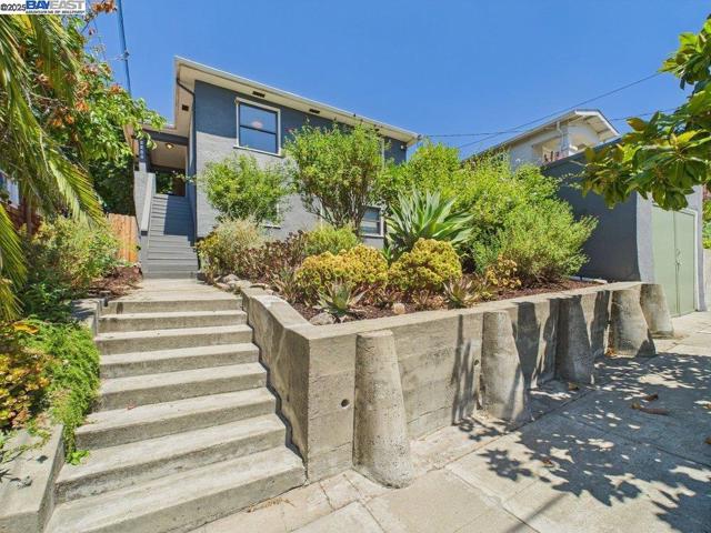 4418 Virginia Ave, Oakland CA: https://media.crmls.org/mediaz/c40e121c-015b-4d45-8eee-4774bc9b5f10.jpg