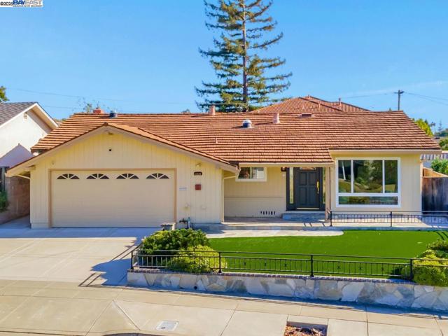 41519 Apricot Ln, Fremont CA: https://media.crmls.org/mediaz/c40e8015-38fc-4d12-9e88-96e497520e52.jpg