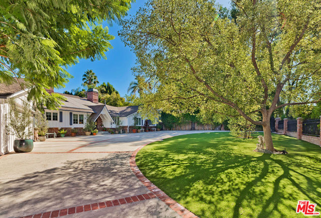 5460 Corbin Avenue photo 4