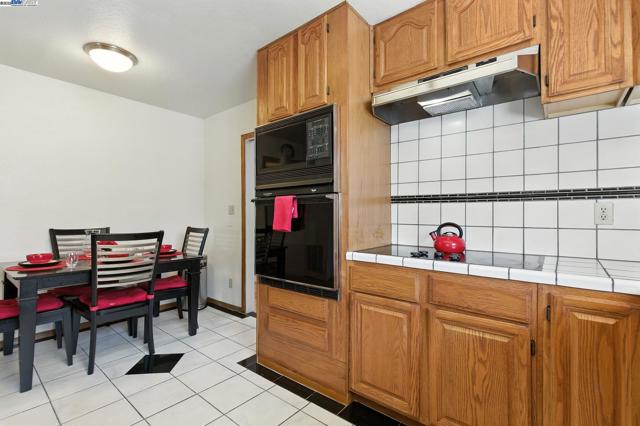 923 90Th Ave, Oakland CA: https://media.crmls.org/mediaz/c40fde2d-695d-46c6-a3a0-7e632331b5da.jpg