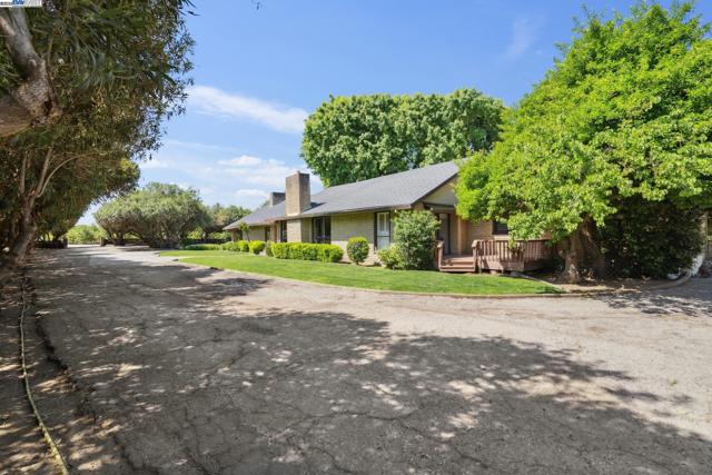 419 Burkhard Rd, Patterson CA: https://media.crmls.org/mediaz/c4130c1b-526d-40f9-8b1d-82f79af53970.jpg