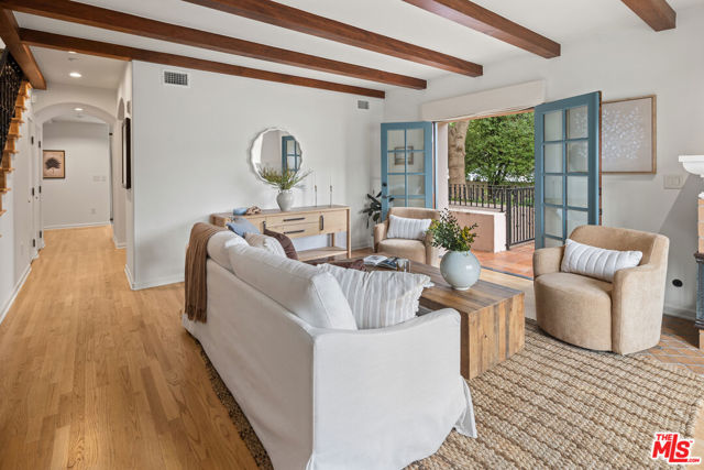 1100 21st Street, Santa Monica CA: https://media.crmls.org/mediaz/c413c72e-85a9-4d63-acb3-393dd75f5569.jpg