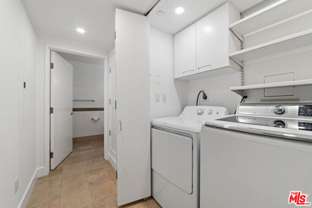 13600 Marina Pointe Drive, Marina del Rey CA: https://media.crmls.org/mediaz/c4147201-bd8a-46b7-941c-072f643f3e22.jpg
