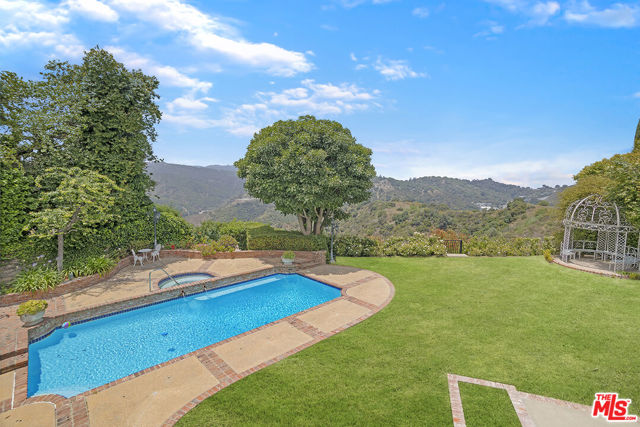 15515 Collina Strada, Los Angeles CA: https://media.crmls.org/mediaz/c41551df-87bc-4185-bff9-2ef703179df3.jpg