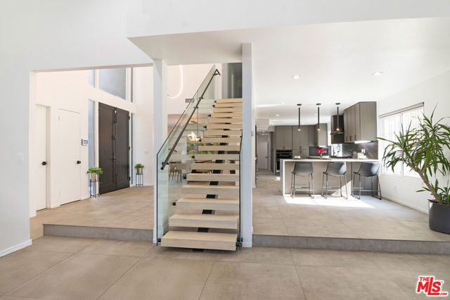 3585 Alana Drive, Sherman Oaks CA: https://media.crmls.org/mediaz/c4155303-ee2d-4a4e-929e-94074307aa16.jpg