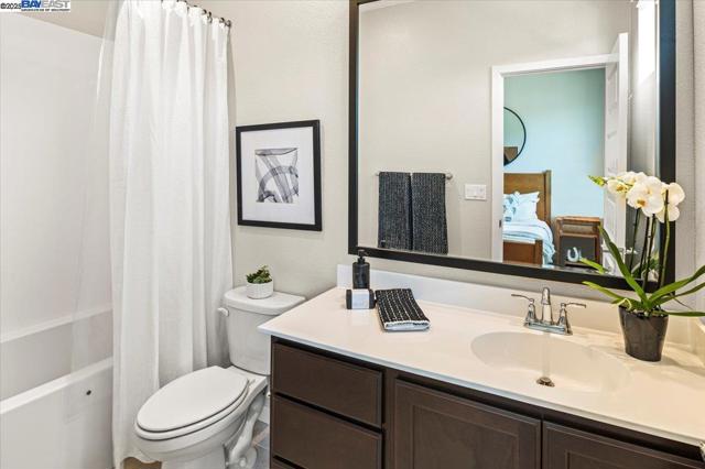 1726 17th St, Oakland CA: https://media.crmls.org/mediaz/c4156e80-10e2-4243-b686-777d6ff78a34.jpg