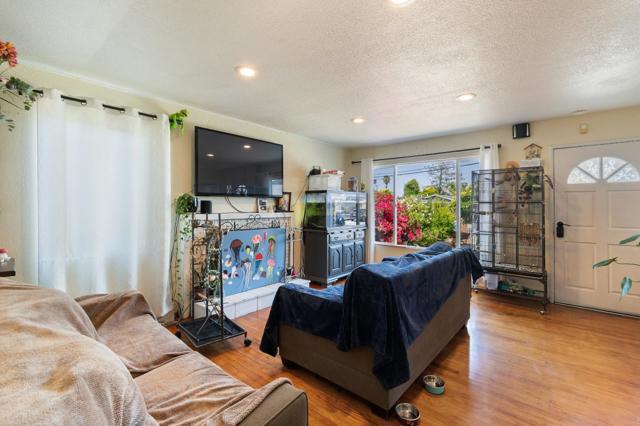 2547 Hazelwood Way, East Palo Alto CA: https://media.crmls.org/mediaz/c416117d-eaf5-4549-834f-fdedabb6c4e7.jpg