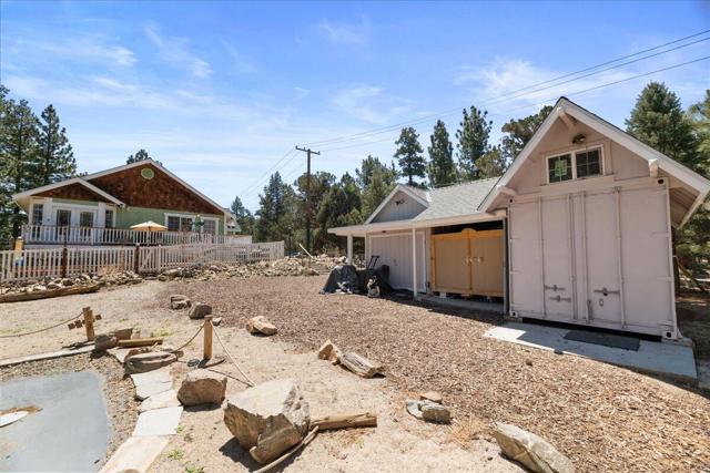 2737 Cedar Lane, Big Bear CA: https://media.crmls.org/mediaz/c416201f-46fb-49d4-8cb6-0a30f5129c98.jpg