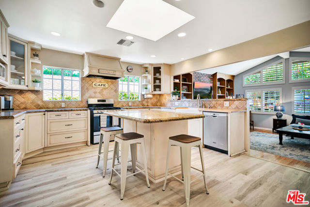 5252 Vanalden Avenue, Tarzana CA: https://media.crmls.org/mediaz/c41673f8-ee93-4800-844f-2e84a1339744.jpg