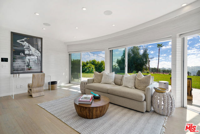 6375 Gayton Place, Malibu CA: https://media.crmls.org/mediaz/c4177a7e-d6dd-4783-942b-7f82d322b9ad.jpg