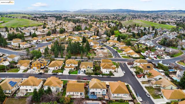 2105 Bedrock Way, Antioch CA: https://media.crmls.org/mediaz/c417cbba-bac0-40f8-a1e6-9322edfff850.jpg