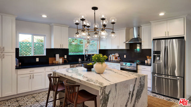 4427 S Wilton Place, Los Angeles CA: https://media.crmls.org/mediaz/c4186754-699a-46f0-88c3-e8d6be02666e.jpg