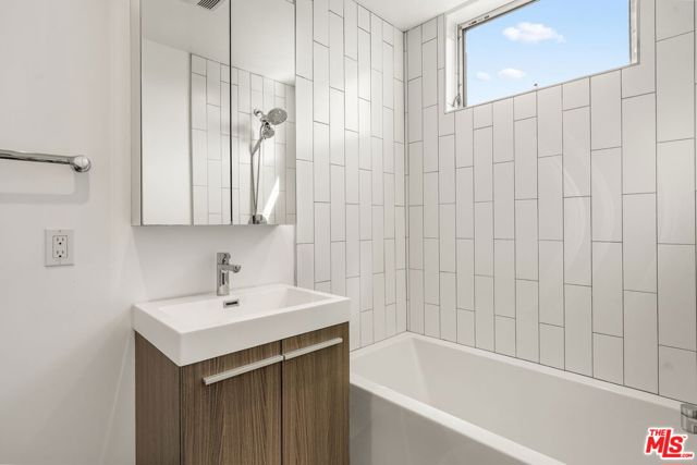 3724 1/2 Vinton Avenue, Los Angeles CA: https://media.crmls.org/mediaz/c418827f-7baf-4df7-a085-83500c90daa6.jpg