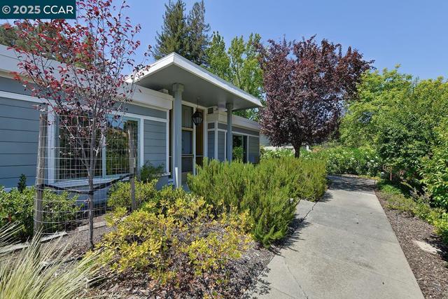 3333 Tice Creek Dr, Walnut Creek CA: https://media.crmls.org/mediaz/c41895d9-f1c3-4b43-97aa-312136ed209a.jpg