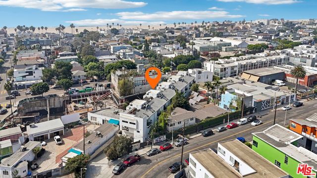 815 Hampton Drive, Venice CA: https://media.crmls.org/mediaz/c419fdbb-f3c4-488d-aa31-12f99290f19f.jpg