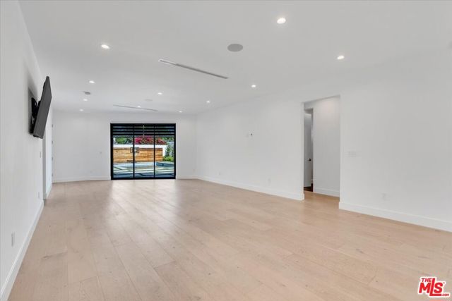 5456 Hazeltine Avenue, Sherman Oaks CA: https://media.crmls.org/mediaz/c41aa678-1936-4ab7-b66b-08c1290d6c8b.jpg