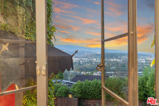 3827 Carnavon Way, Los Angeles CA: https://media.crmls.org/mediaz/c41ade48-db96-4e13-88b8-fea765a23efc.jpg