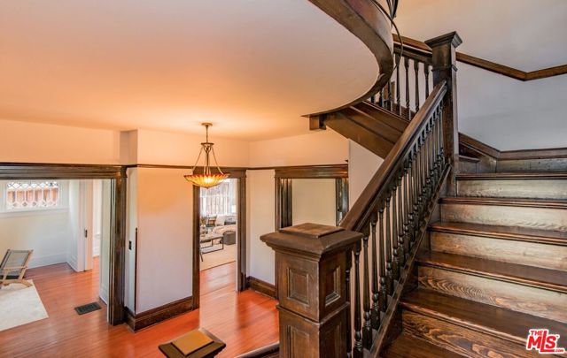 2057 S Oxford Avenue, Los Angeles CA: https://media.crmls.org/mediaz/c41b52ec-002e-476c-91db-66b54af7e978.jpg