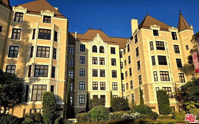 316 N Rossmore Avenue, Los Angeles CA: https://media.crmls.org/mediaz/c41b607f-6f1b-41bd-828a-6a6c707f4d2e.jpg